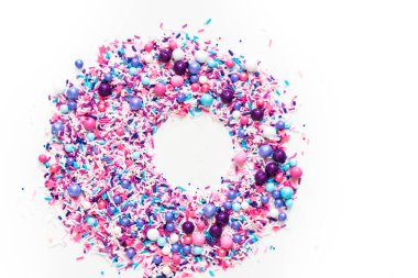 Beyaz bir arka plan üzerinde renkli mor serpin karışım.