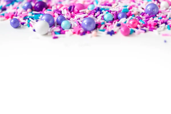 Kleurrijke Paarse Strooi Mix Een Witte Achtergrond — Stockfoto