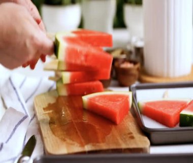 Adım adım. Ahşap pop sopa karpuz buz yapmak için karpuz ücret kama kayar açılır.