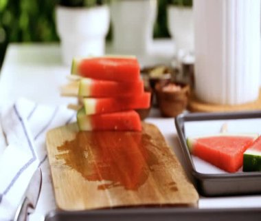 Adım adım. Ahşap pop sopa karpuz buz yapmak için karpuz ücret kama kayar açılır.