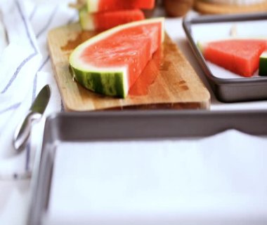 Adım adım. Ahşap pop sopa karpuz buz yapmak için karpuz ücret kama kayar açılır.