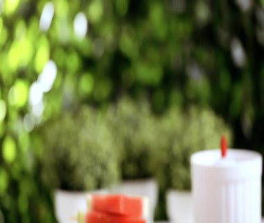 Adım adım. Ahşap pop sopa karpuz buz yapmak için karpuz ücret kama kayar açılır.