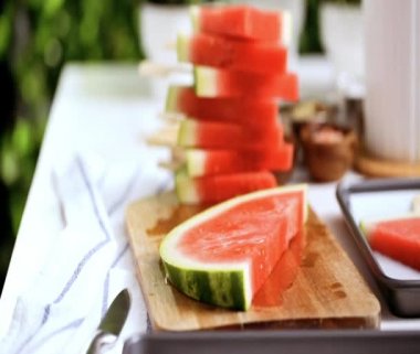 Adım adım. Ahşap pop sopa karpuz buz yapmak için karpuz ücret kama kayar açılır.