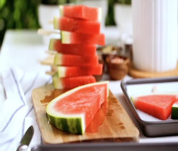 Schritt Für Schritt Schieben Sie Den Holz Popstick Den Wassermelonen — Stockvideo