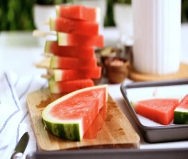 Adım adım. Ahşap pop sopa karpuz buz yapmak için karpuz ücret kama kayar açılır.