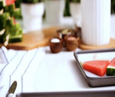 Adım adım. Çikolata ile süslenmiş karpuz dilimleri 