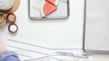 Adım adım. Çikolata ile süslenmiş karpuz dilimleri 