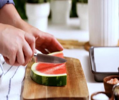 Adım adım. Çikolata ile süslenmiş karpuz dilimleri 