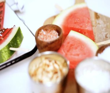 Adım adım. Çikolata ile süslenmiş karpuz dilimleri 