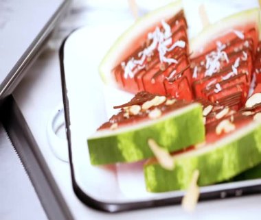 Adım adım. Çikolata ile süslenmiş karpuz dilimleri 