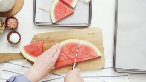 Schritt Für Schritt Wassermelonenkeile Mit Schokolade Garniert — Stockvideo