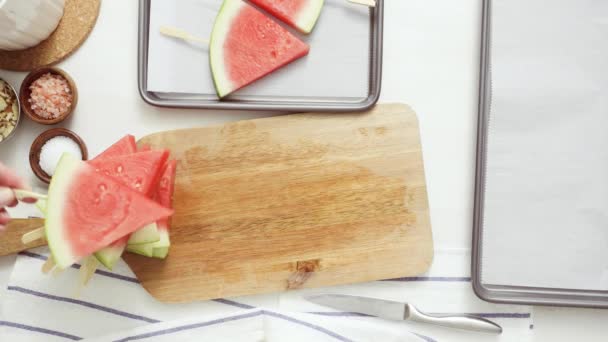 Schritt Für Schritt Wassermelonenkeile Mit Schokolade Garniert — Stockvideo