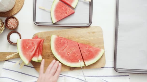 Schritt Für Schritt Wassermelonenkeile Mit Schokolade Garniert — Stockvideo