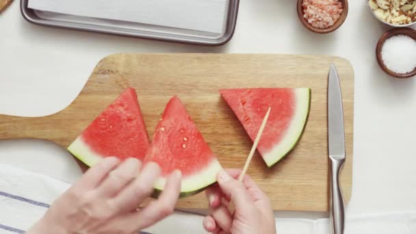 Stap Voor Stap Watermeloen Wiggen Gegarneerd Met Chocolade — Stockvideo