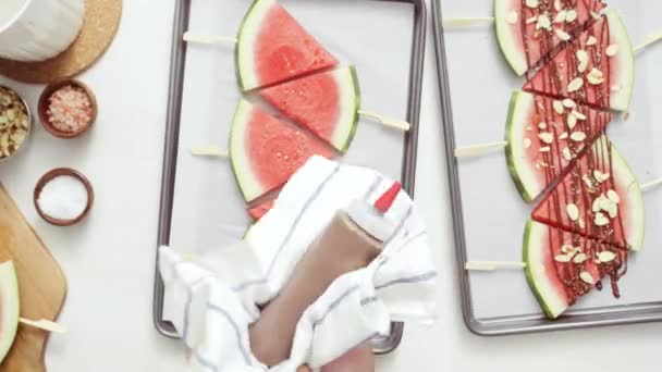 Schritt Für Schritt Wassermelonenkeile Mit Schokolade Garniert — Stockvideo