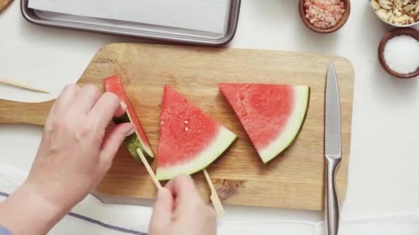 Steg För Steg Vattenmelon Klyftor Garnerad Med Choklad — Stockvideo