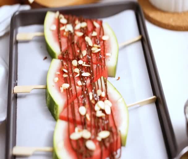 Schritt Für Schritt Wassermelonenkeile Mit Schokolade Garniert — Stockvideo