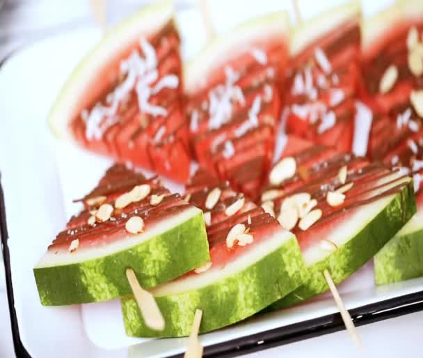 Stap Voor Stap Watermeloen Wiggen Gegarneerd Met Chocolade — Stockvideo