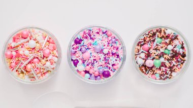 Beyaz bir arka plan üzerinde renkli serpin karışım.