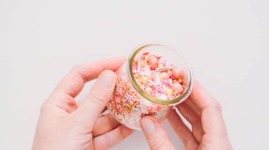 Beyaz bir arka plan üzerinde renkli pembe serpin karışım.