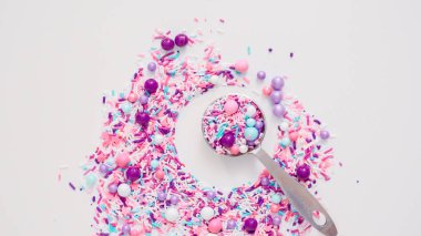 Beyaz bir arka plan üzerinde renkli mor serpin karışım.