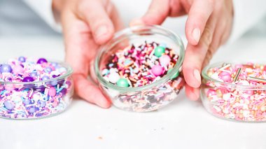 Beyaz bir arka plan üzerinde renkli serpin karışım.