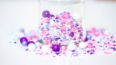 Beyaz bir arka plan üzerinde renkli mor serpin karışım.