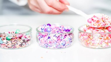 Beyaz bir arka plan üzerinde renkli serpin karışım.