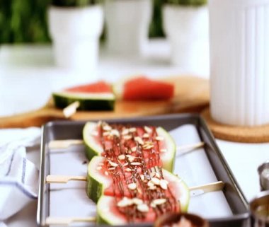 Adım adım. Karpuz dilimleri çikolata ve deniz ile süslenmiş sac pişirme üzerinde Stick tuz.