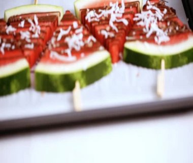 Adım adım. Karpuz dilimleri çikolata ve deniz ile süslenmiş sac pişirme üzerinde Stick tuz.