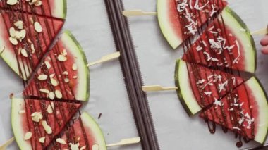 Adım adım. Karpuz dilimleri çikolata ve deniz ile süslenmiş sac pişirme üzerinde Stick tuz.