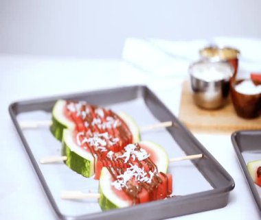 Adım adım. Karpuz dilimleri çikolata ve deniz ile süslenmiş sac pişirme üzerinde Stick tuz.