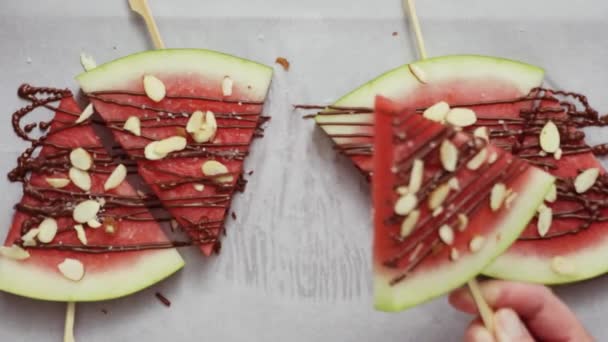 Schritt Für Schritt Wassermelonenkeile Garniert Mit Schokolade Und Meersalz Stiel — Stockvideo