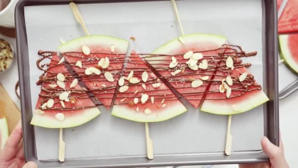 循序渐进 在烤板上贴上巧克力和海盐的西瓜楔 — 图库视频影像