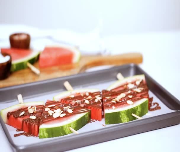 循序渐进 在烤板上贴上巧克力和海盐的西瓜楔 — 图库视频影像