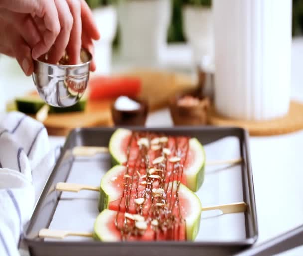 Schritt Für Schritt Wassermelonenkeile Garniert Mit Schokolade Und Meersalz Stiel — Stockvideo