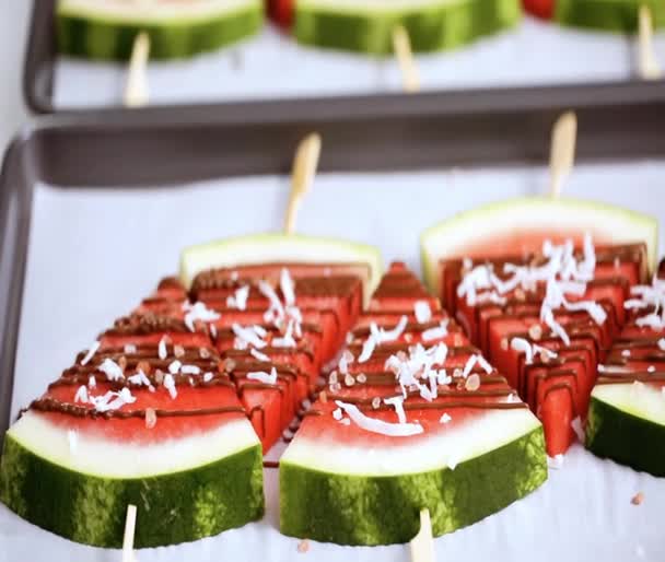 Stap Voor Stap Watermeloen Wiggen Gegarneerd Met Chocolade Zee Zout — Stockvideo