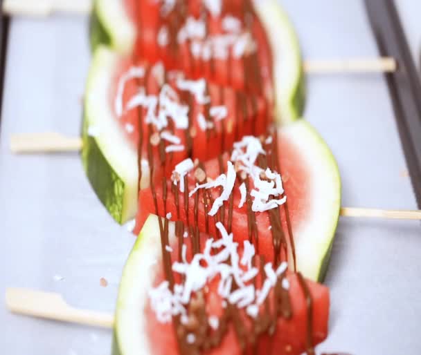 Schritt Für Schritt Wassermelonenkeile Garniert Mit Schokolade Und Meersalz Stiel — Stockvideo