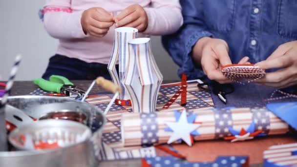 Steg För Steg Mor Och Dotter Att Göra Papper Lykta — Stockvideo