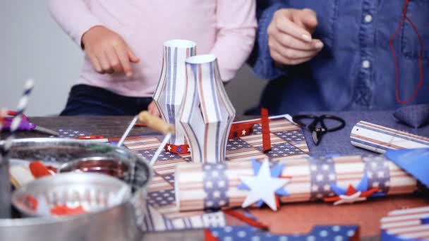 Steg För Steg Mor Och Dotter Att Göra Papper Lykta — Stockvideo