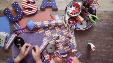 Adım adım. Anne ve kızı kağıt fener 4 Temmuz için yapım kutlama