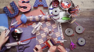 Adım adım. Anne ve kızı kağıt fener 4 Temmuz için yapım kutlama