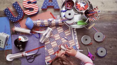 Adım adım. Anne ve kızı kağıt fener 4 Temmuz için yapım kutlama