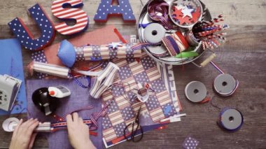 Adım adım. Anne ve kızı kağıt fener 4 Temmuz için yapım kutlama