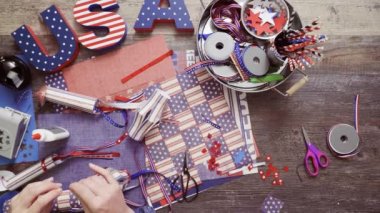 Adım adım. Anne ve kızı kağıt fener 4 Temmuz için yapım kutlama