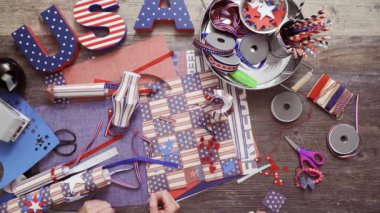 Adım adım. Anne ve kızı kağıt fener 4 Temmuz için yapım kutlama