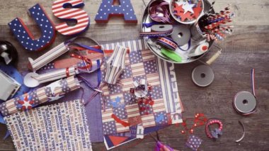 Adım adım. Anne ve kızı kağıt fener 4 Temmuz için yapım kutlama