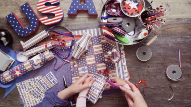 Adım adım. Anne ve kızı kağıt fener 4 Temmuz için yapım kutlama