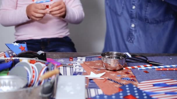 Paso Paso Madre Hija Haciendo Cuellos Paja Papel Estrellas Para — Vídeos de Stock