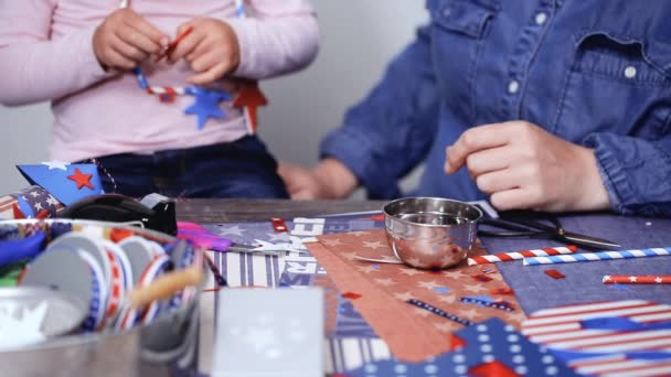 Schritt Für Schritt Mutter Und Tochter Basteln Halsketten Aus Papierstrohhalmen — Stockvideo